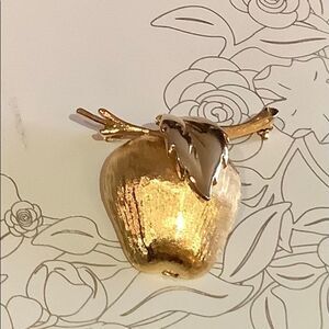 Giovanni Vintage apple brooch